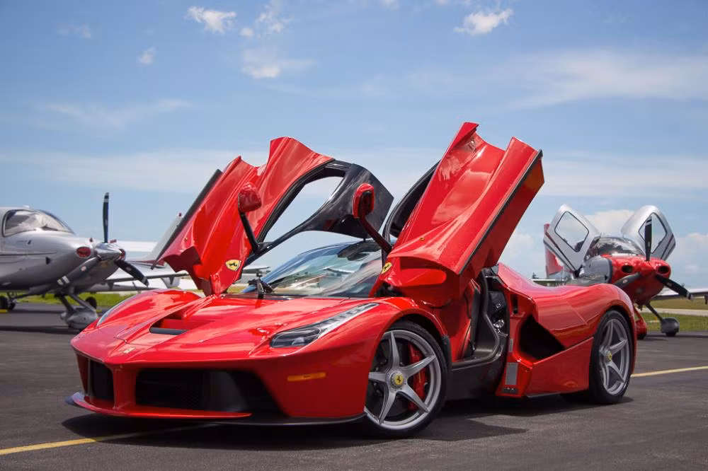 Ra mắt lần đầu tại triển lãm Geneva năm 2013, siêu xe Ferrari LaFerrari là một trong 3 mẫu xe đại diện cho thế hệ siêu xe mới với hệ động lực xăng - điện hybrid, bên cạnh McLaren P1 và Porsche 918 Spyder. Tên gọi LaFerrari trong tiếng Ý nghĩa là "chiếc Ferrari", mang hàm ý chiếc xe có đầy đủ những đặc tính "định nghĩa" một siêu xe đích thực. 