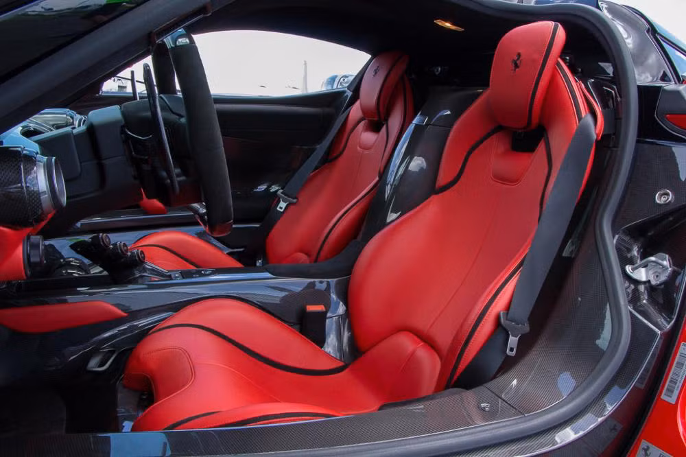 Ngay cả những ghế ngồi của LaFerrari cũng là ghế thể thao theo phong cách xe đua với khung xương bằng sợi carbon và dây đai an toàn 4 điểm. Mặc dù vậy, cabin của xe vẫn khá sang trọng khi được bọc da cao cấp kết hợp với vải nhung alcantara trọng lượng nhẹ.