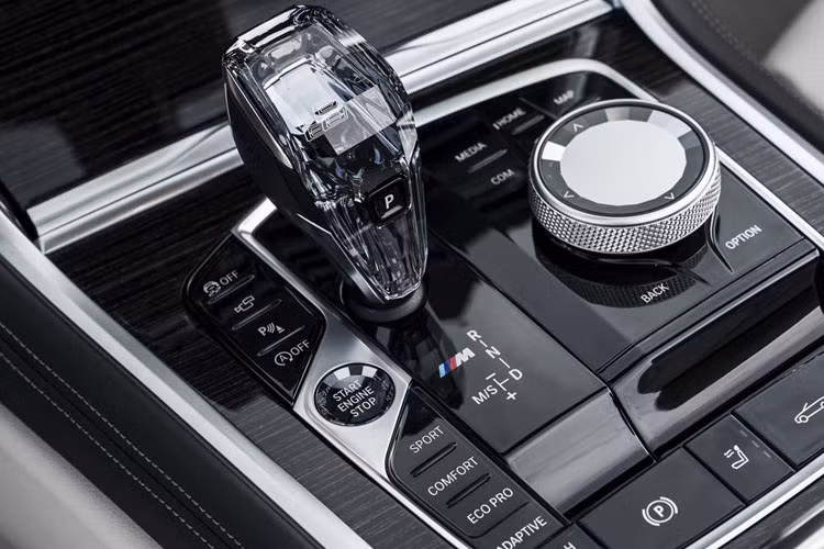 BMW M850i xDrive Convertible sử dụng động cơ Twin-Turbo V8, dung tích 4.4L sản sinh công suất 523 mã lực và mô-men xoắn cực đại đạt 748 Nm. Sức mạnh này được truyền tới các bánh xe qua hộp số tự động 8 cấp và hệ dẫn động bốn bánh tiêu chuẩn.