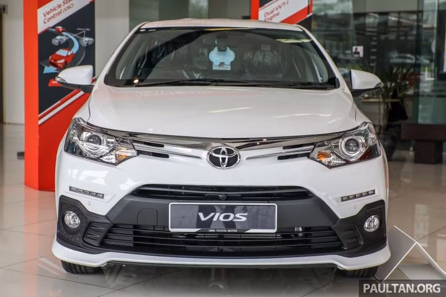 Các cập nhật trên Toyota Vios GX 2018 gồm có ăng-ten vây cá mập mới, các tấm kim loại chiếu sáng và các cảm biến hỗ trợ đỗ xe phía trước (chỉ có trên G, GX và TRD Sportivo). Theo đó, mức giá khởi điểm ban đầu tại thị trường Malaysia sẽ từ 90.980 RM ( khoảng 513 triệu).
