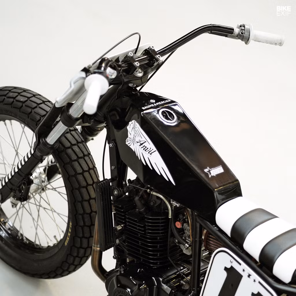Khá nhiều chi tiết phụ trên hai bản độ Flat Tracker này giống nhau. Rõ nét nhất là bộ ốp phuộc trước và động cơ mang màu đen tuyền, thật khó phân biệt giữa 2 chiếc. 2 bình xăng cùng chung kiểu thiết kế được làm từ nhôm. Logo Indian ở bình xăng của cả 2 chiếc đánh dấu sự hợp tác giữa Indian Shrimp và đội đua Anvil Racing vừa mới thành lập.