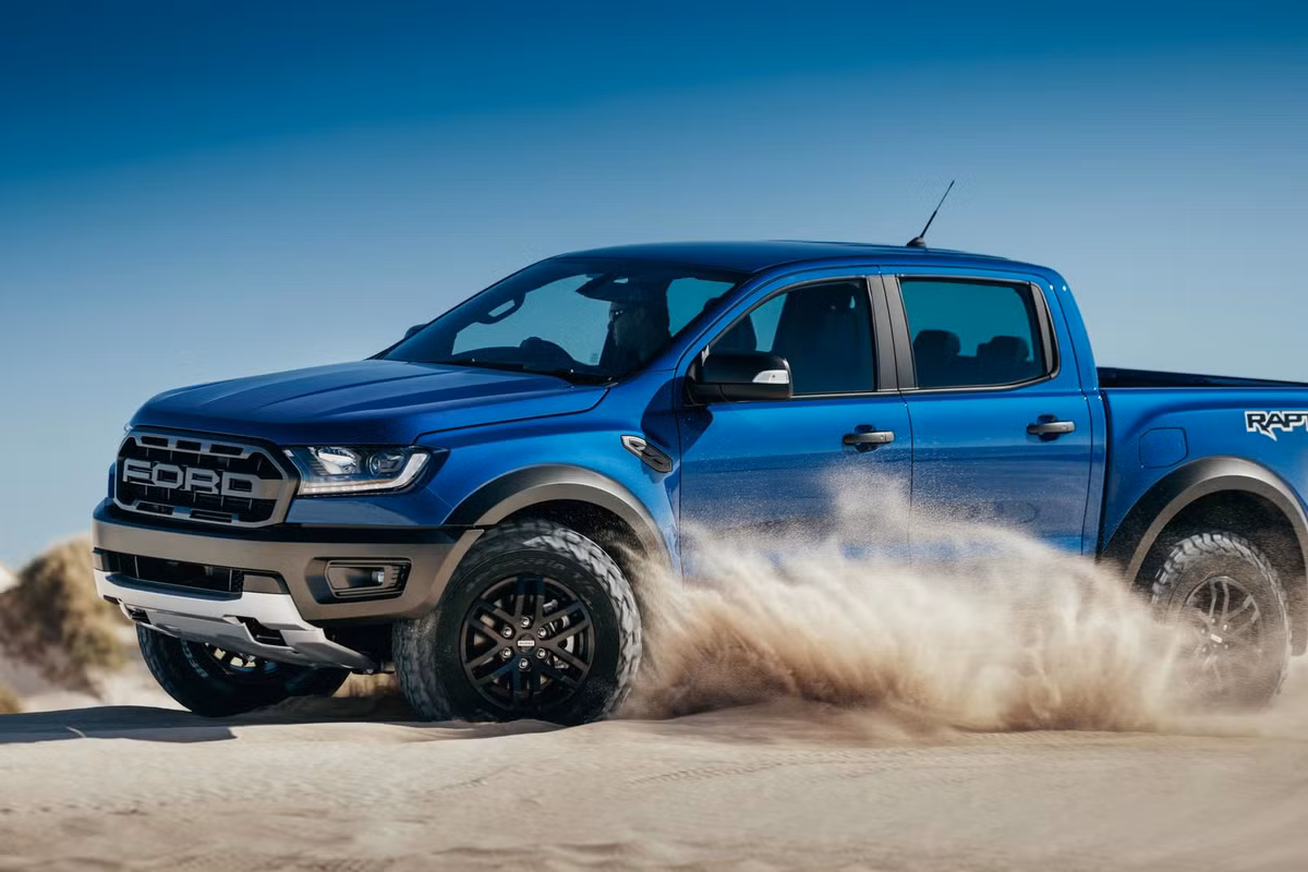 Điểm nổi bật nhất ở bán tải Ranger Raptor mới chính là động cơ diesel 2.0L bi-turbo I4 mới, sản sinh công suất lên đến 210 mã lực và mô-men xoắn 500Nm. Mức hiệu năng này mạnh hơn 14 mã lực và 30 Nm so với động cơ 3.2L Duratorq 5 xy-lanh ở Ranger Wildtrak.