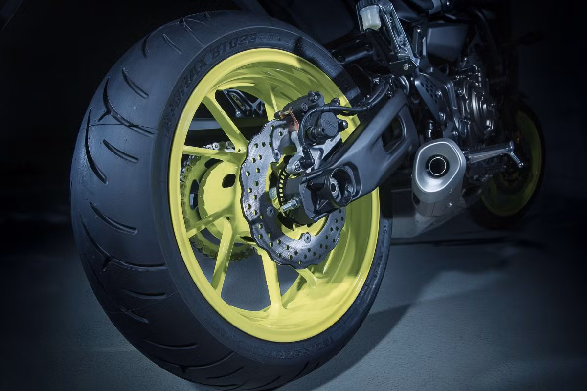 Bộ mâm 17 inch cực khủng nhưng vẫn rất hài hòa với tổng thể dáng xe, đi kèm lốp trước 120/70 và lốp sau 180/55.