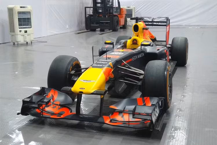 Đáng chú ý, chiếc xe đua F1 hàng khủng đang được trưng bày tại Hà Nội, xe có giá ước tính khoảng 8 triệu USD (tương đương khoảng hơn 186 tỷ đồng) theo phân tích của tờ Quora.