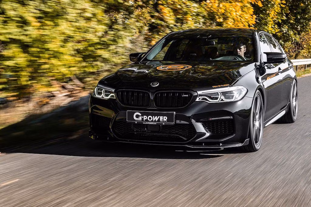 Được biết BMW M5 G30 mới nhất vừa ra mắt năm 2017 BMW đã đổi sang sử dụng hệ dẫn động 4 bánh xDrive. Kết hợp với động cơ 4.4l V8 tăng áp kép đã khẳng định rất tốt từ đời cũ, M5 G30 ngay ở dạng nguyên bản đã có thể đạt hiệu năng cực kỳ ấn tượng.