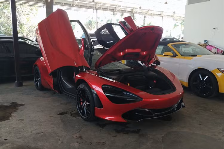 Hiện chưa rõ giá bán của bộ đôi siêu xe mới nhà McLaren sau khi về Campuchia là bao nhiêu. Tuy nhiên mức giá bán cơ bản của 720S tại Mỹ là từ 290.000 USD (khoảng 6,6 tỷ đồng). Nếu siêu xe này hoàn thành các thủ tục tại Campuchia thì giá sau thuế sẽ không dưới 700.000 USD (tương đương khoảng 16 tỷ đồng).