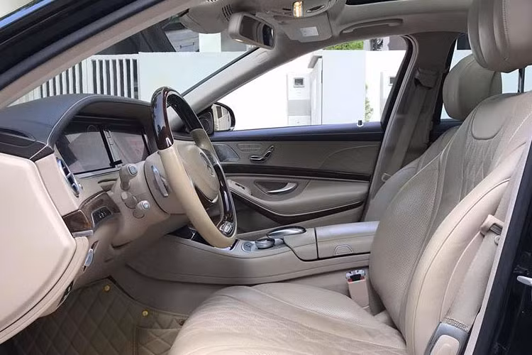 Mercedes-Benz trang bị cho S500 chức năng sưởi ghế, massage với 6 chế độ khác nhau, 2 màn hình giải trí gắn ở tựa lưng ghế trước.