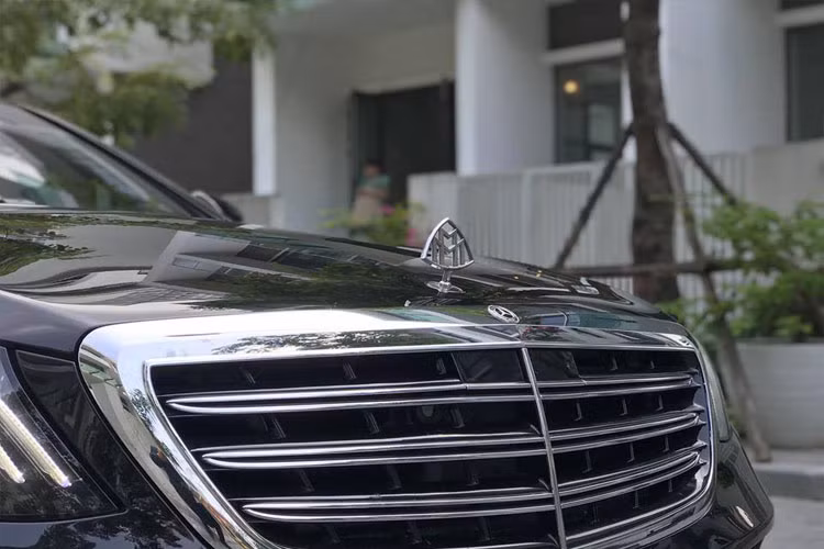 Phần cản trước thiết kế lạ cũng là chi tiết dễ gây nhầm lẫn với siêu xe sang Mercedes-Maybach S450 4Matic hiện nay.
