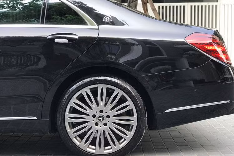 Xe có khả năng tăng tốc 0-100 km/h trong 4,8 giây trước khi đạt tốc độ tối đa 250km/h. Đi kèm với đó là hộp số tự động 7 cấp 7G-Tronic Plus và hệ thống dẫn động cầu sau.
