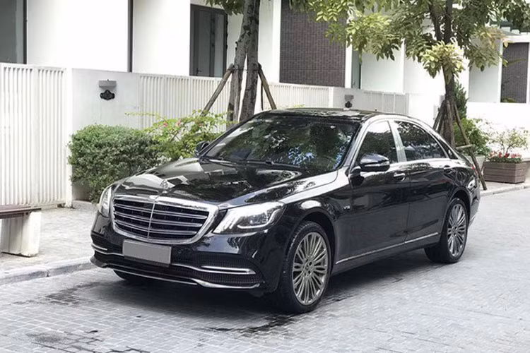 Với giá bán 3,88 tỷ đồng đồng nghĩa với việc chủ nhân chiếc xe "lỗ" đến ần 1,3 tỷ đồng. Một con số không hề nhỏ.