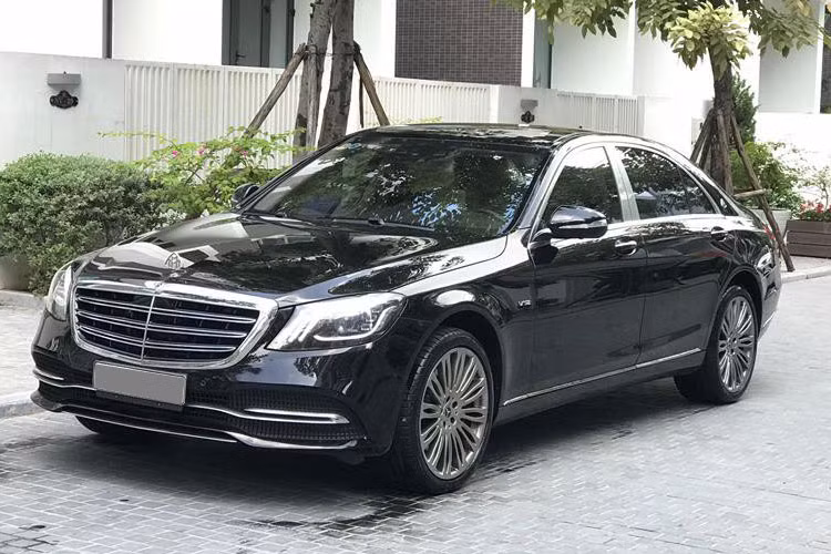 Xe sở hữu ngoại thất màu đen bóng sang chảnh và còn rất mới. Một số chi tiết khác biệt với nguyên bản Mercedes-Benz S500 nhái Mercedes-Maybach S450 4Matic đã khiến nhiều ý kiến cho rằng chiếc xe đã được "độ" lại. Cụ thể là cụm đèn pha với 3 dải đèn LED ban ngày...