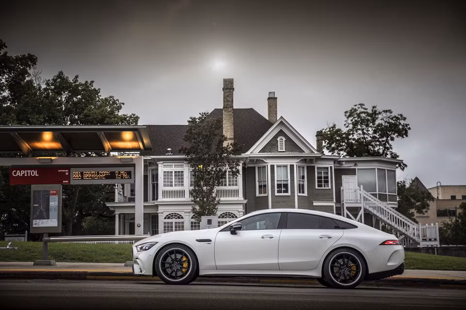 Được biết, phiên bản tiêu chuẩn của siêu sedan Mercedes-Benz AMG GT này là bản GT 63 Coupe với động cơ tăng áp kép V8 dung tích 4.0L. Động cơ này sản sinh công suất 577 mã lực (430 kW) và mô-men xoắn 799 Nm.