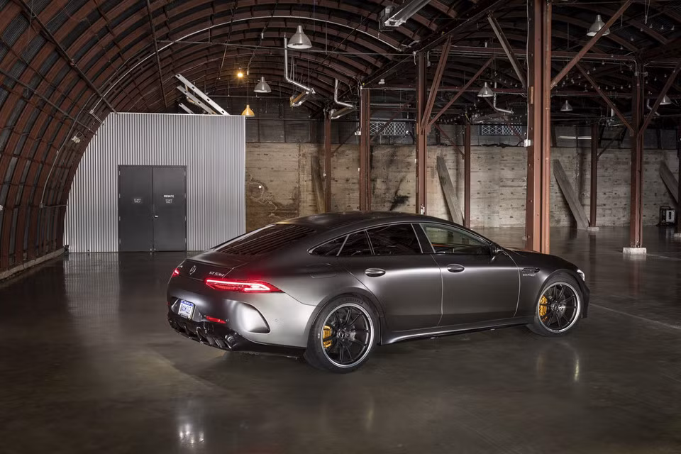 Sở hữu kiểu dáng coupe 4 cửa thể thao cùng động cơ mạnh mẽ. Mẫu xe thể thao AMG GT 4 cửa này sẽ được bán ra với 3 phiên bản tại thị trường Mỹ vào khoảng đầu quý I năm 2019 với giá niêm yết từ 136,5 USD (khoảng 3,2 tỷ đồng).