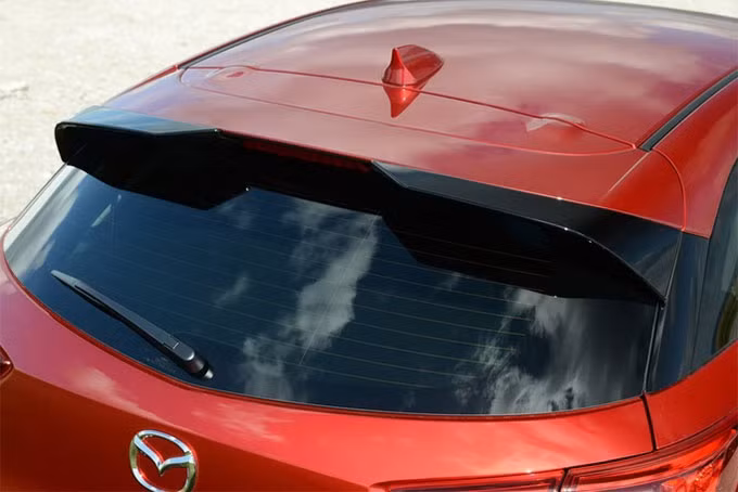 Về động cơ, Mazda CX-3 Black + Edition được trang bị động cơ xăng SkyActiv-G và hệ dẫn động cầu trước có công suất 121 mã lực. Xe có nhiều trang bị mới như cảm biến đỗ xe phía trước, camera lùi, ghế bọc da, tay lái có sưởi và màn hình màu hiển thị tiêu chuẩn.