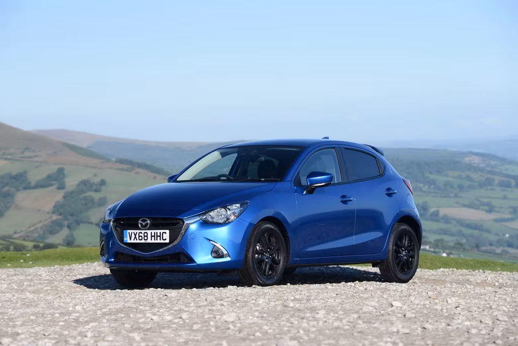 Mazda 2 Black + Edition được trang bị động cơ xăng SkyActiv-G 1.5L có công suất 90 mã lực. Mẫu xe này gây chú ý bởi thiết kế cánh lướt gió, mái màu đen và bánh xe hợp kim phủ nước sơn màu đen bóng.