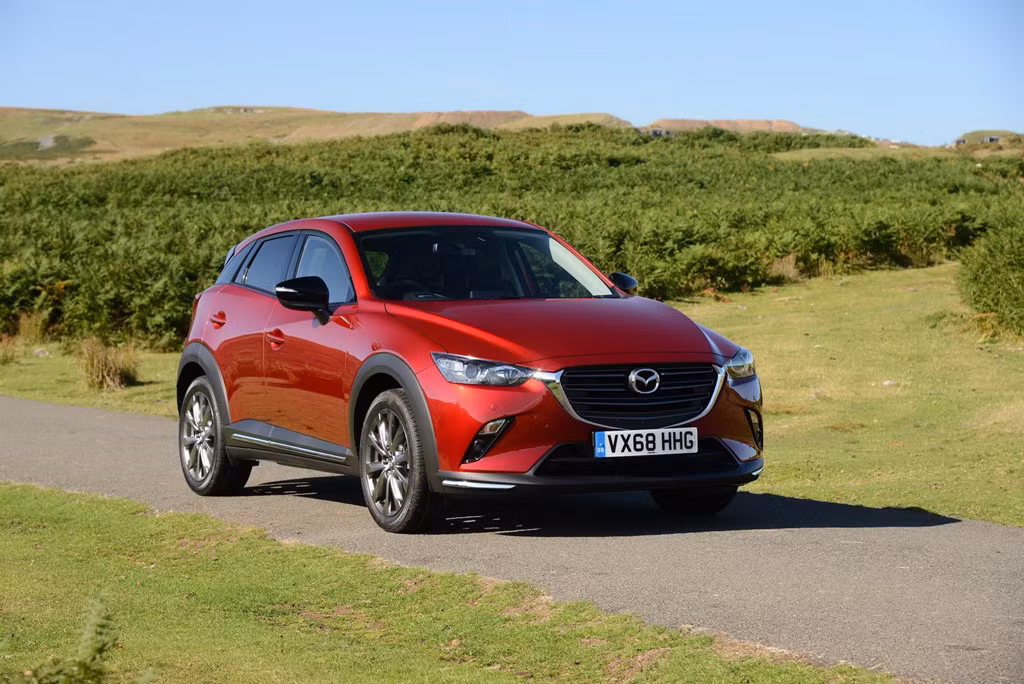 Theo đó, mẫu xe Mazda CX-3 Black + Edition có thiết kế được phát triển từ bản SE-L Nav+. Tuy nhiên so với bản SE-L Nav+ thì Mazda CX3 Black+ Ediction có sự khác biệt rõ rệt thể hiện ở gương chiếu hậu màu đen, cánh lướt gió phía sau và bánh xe hợp kim màu bạc kích thước 18 inch.