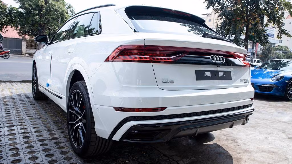 Ngoài lô xe Audi Q8 sang chảnh này, trước đó thị trường siêu xe, siêu sang ở Campuchia khá sôi động khi một loạt các cái tên đình đám trên thế giới như Rolls-Royce Phantom VIII, Mercedes-Maybach S600 Pullman hay mới đây nhất là Bugatti Chiron ồ ạt cập bến đất nước này.