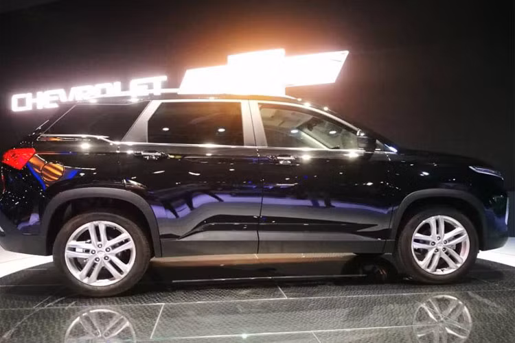 Một trong những điểm khác biệt nhất giữa Chevrolet Captiva 2019 và Baojun 53 là ở bộ vành la-zăng. Bộ vành của Chevrolet Captiva 2019 có thiết kế 5 chấu kép một màu...
