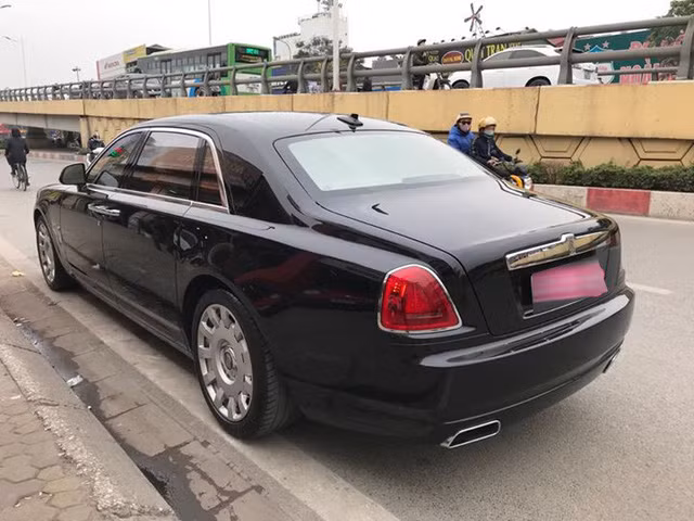 Rolls-Royce Ghost EWB 2012 có trục cơ sở dài hơn phiên bản tiêu chuẩn 170mm. Cụ thể phiên bản tiêu chuẩn có chiều dài 5.399mm trong khi bản EWB đã tăng lên con số 5.569mm. Xe gây thu hút bởi bộ mâm 20 inch đa chấu khác biệt so với các phiên bản tiêu chuẩn.