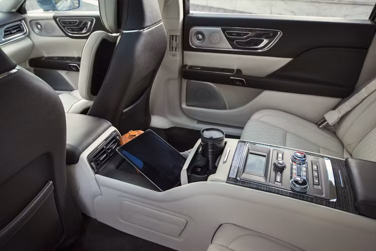 Bên trong xe gây thu hút với hệ thống màn hình HUD, ghế lái chỉnh điện 30 hướng, Hệ thống cách âm chủ động, dàn loa cao cấp Revel Ultima...