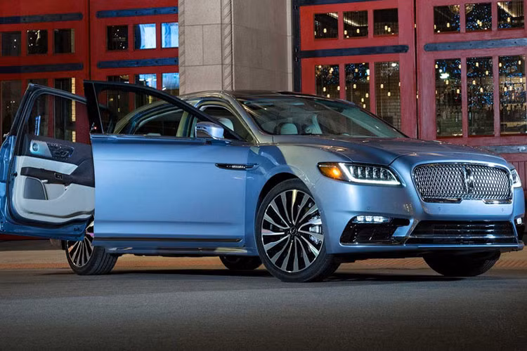 Để tăng sức cạnh tranh với các đổi thủ trong cùng phân khúc sedan hạng sang cỡ lớn, Lincoln mới đây đã giới thiệu bản đặc biệt của mẫu Continental lừng danh với số lượng giới hạn 80 chiếc với tên gọi Continental 80th Anniversary Coach Door Edition. Đây cũng là lần ra mắt kỷ niệm sinh nhật lần thứ 80 của mẫu xe sang Lincoln Continental.