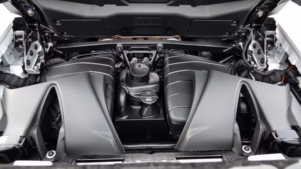 Lamborghini Huracan Performante Spyder được trang bị động cơ V10, dung tích 5.2 lít.