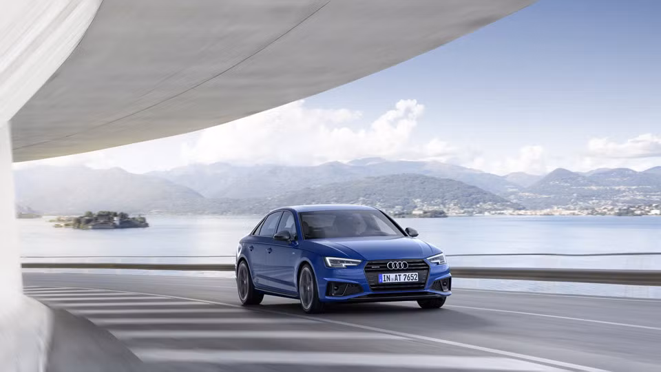 Xe sang Audi A4 2019 có một số thay đổi tinh tế đáng mong đợi như cản trước hoàn toàn mới với đường viền ngũ giác và mâm xe cũng được thiết kế mới. Mẫu nâng cấp gồm phiên bản tiêu chuẩn và S-line.