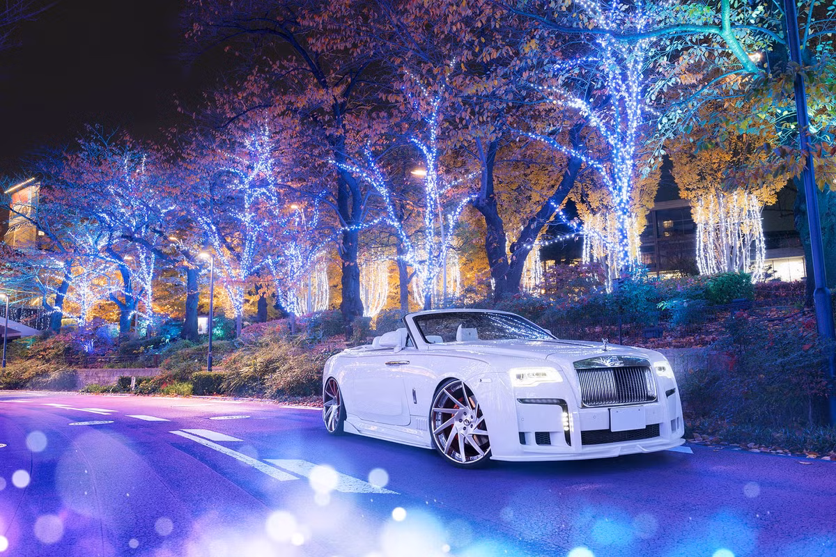 Ngoài việc độ bodykit mới, chiếc Rolls-Royce Dawn hàng thửa này vẫn được giữ nguyên khối động cơ V12 6.6L Twin-Turbo, công suất 563 mã lực tại 5.250 vòng/phút và mô-men xoắn cực đại 780 Nm tại 1.500 vòng/phút.