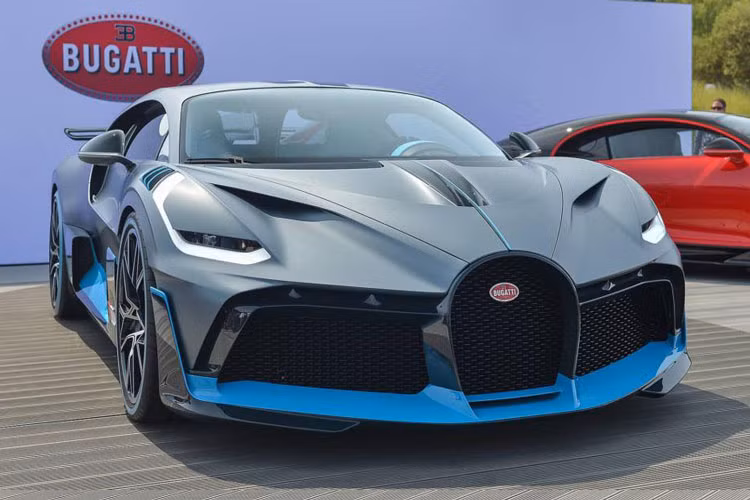 Mẫu xe Bugatti Divo mới sở hữu thiết kế tuyệt đẹp và khác biệt nhất là phần đầu xe mới với hốc gió cỡ lớn hơn và cánh gió trước rộng hơn.