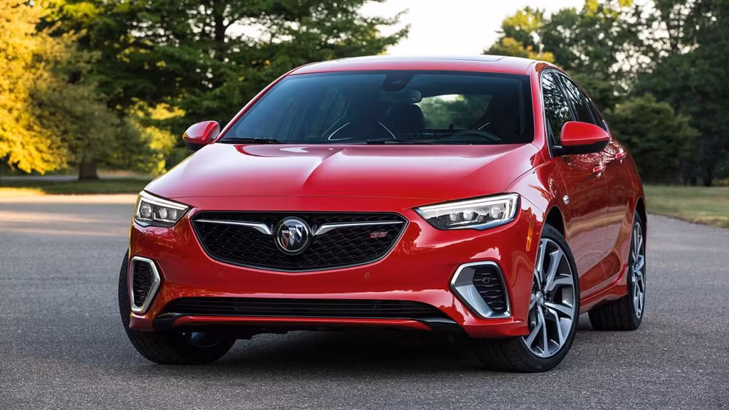Với số tiền 39.070 USD bạn có thể sở hữu một chiếc Buick Regal GS có công suất 310 mã lực nhờ xe sử dụng động cơ V6 3.6L. Regal GS có khả năng tăng tốc 0-96 km/h trong vòng chưa đầy 6.0 giây, tốc độ tối đa 225 km/h.
