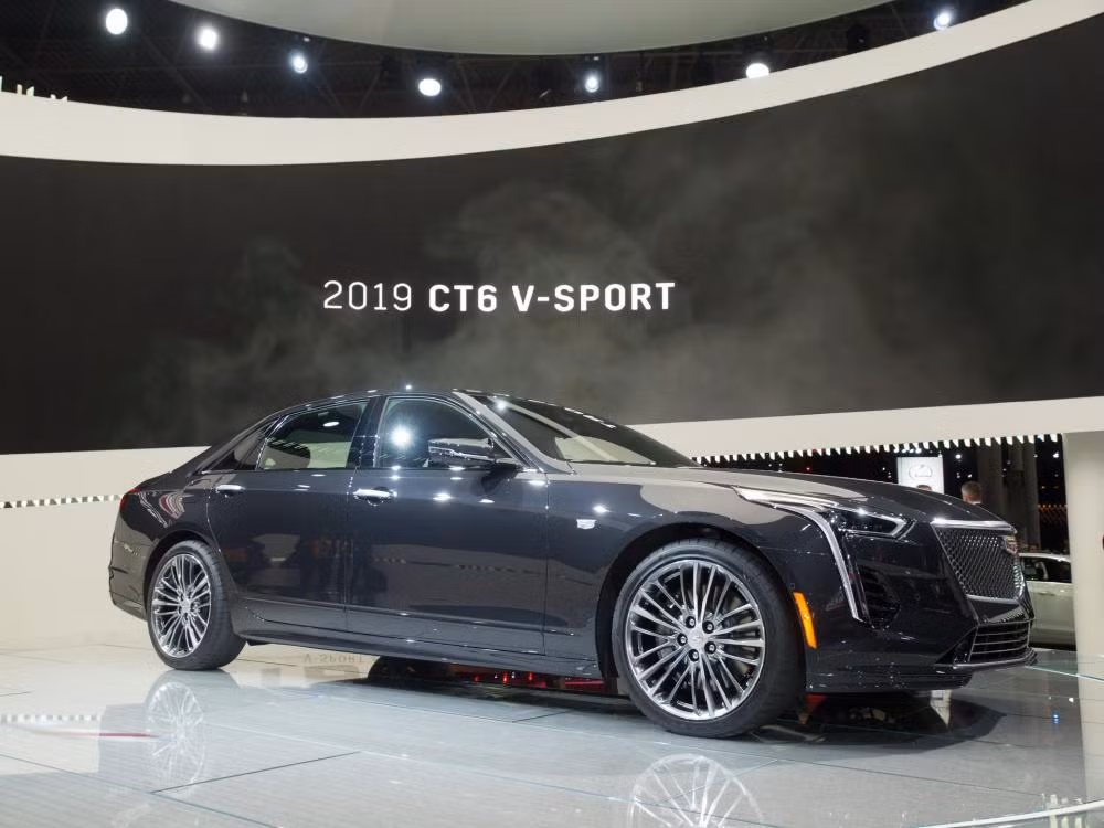 Để xe có thể kiểm soát tốt sức mạnh 550 mã lực mới, Cadillac đã trang bị cho chiếc sedan hàng đầu của mình hệ thống phanh Brembo - được phát triển dành riêng cho CT6 V-Sport 2019 - với các kẹp phanh 4 piston.