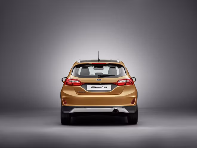 Đuôi xe gọn gàng và giữ nguyên thiết kế của hãng xe ôtô Ford.