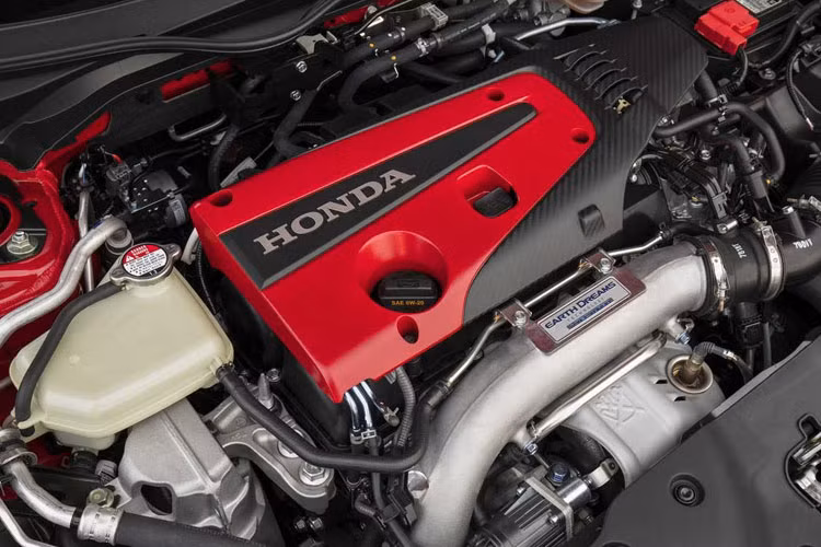 Honda Civic Type R phiên bản 2019 vẫn sử dụng động cơ tăng áp 4 xy-lanh 2.0L sản sinh công suất 306 mã lực và mô-men xoắn 400 Nm. Sức mạnh truyền tới các bánh xe qua hộp số sàn 6 cấp.