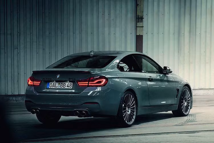 Không chỉ giống nhiều về ngoại hình mà về động cơ Alpina B4 S Edition 99 cũng sử dụng khối động cơ 3.0l tăng áp kép 6 xi-lanh thẳng hàng giống như BMW 440i, nhưng đã được Alpina cải tiến triệt để.