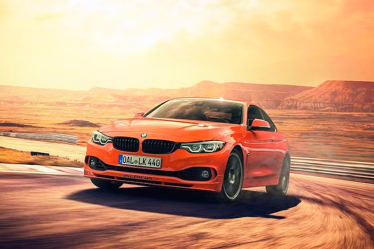 Xe sử dụng bodykit nguyên bản của 4 Series, Alpina cũng cố gắng tạo nét khác biệt khi cho bộ nẹp ốp thêm vào bodykit, thay thế toàn bộ các viền trang trí ngoại thất bằng màu đen bóng, cùng với bộ mâm 20 inch thiết kế nhiều nan và decal dán dọc thân xe màu đen mờ/xanh mờ.