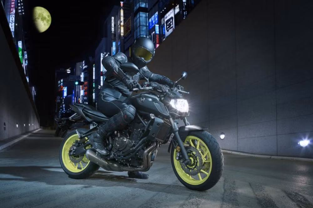 Đây là chiếc Yamaha MT-07 nguyên bản. Bằng mắt thường cũng có thể thấy chiếc xe có sự khác biệt rõ rệt đối với bản độ mới.