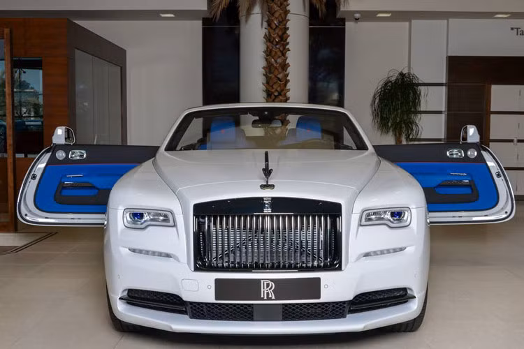 Rolls-Royce Dawn này được gọi với một cái tên khác biệt đó là Black Badge Trichromatic. Ngoại thất xe gây ấn tượng mạnh khi được pha trộn bởi 3 màu sắc khác nhau, gồm trắng bắc cực, trắng mờ và xanh dương.