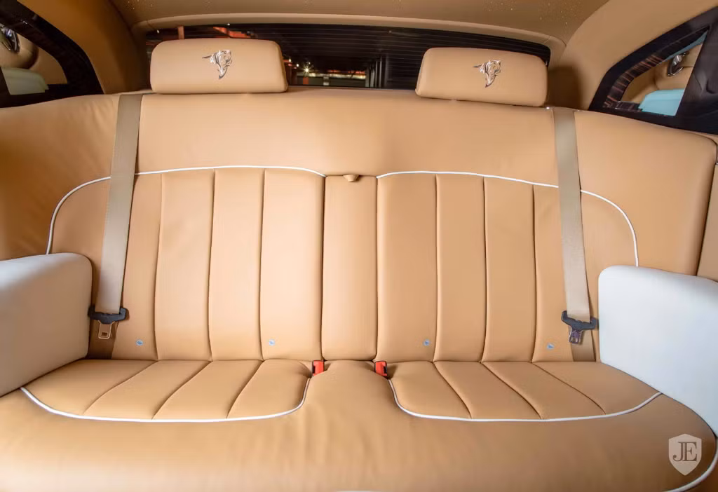 Họa tiết con hổ tiếp tục xuất hiện và được thêu trên tựa ghế. Rolls-Royce Phantom Coupe Tiger còn được trang bị thảm sàn bằng lông cừu Moccasin, bộ phụ kiện ốp gỗ Maccasser Ebony và bậc cửa lên xuống có dòng chữ “Tiger Phantom Coupe” riêng biệt.