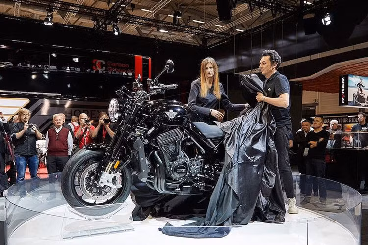 Nhiều đánh giá cho rằng, VR6 Raw sở hữu kiểu dáng pha một chút của nakedbike. Ngoại hình xe mạnh mẽ, phong cách khi khoác lên mình màu sơn đen huyền bí.