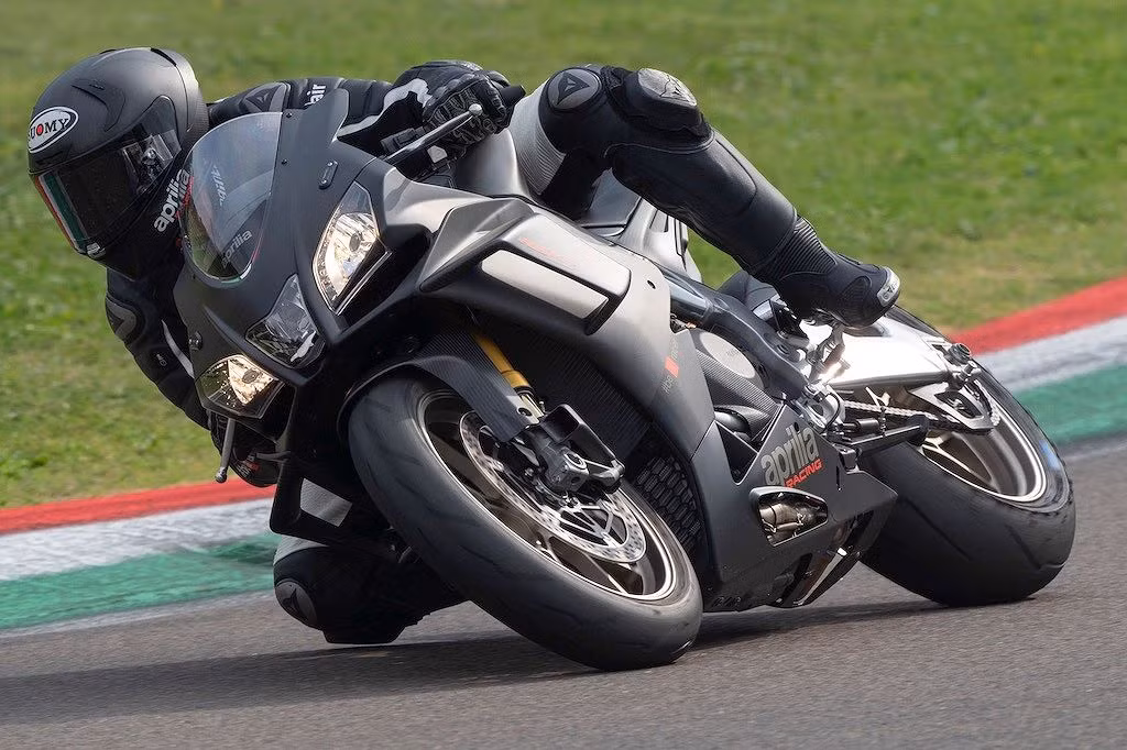 Với đời 2019 Aprilia đã lần đầu tiên nâng đường kính trái piston của RSV4 Factory từ 78 lên thành 81mm, khiến dung tích động cơ tăng lên thành 1.078cc như các dòng Tuono naked bike hiện tại. Cùng với ECU Magneti Marelli 7SM được giới hạn tua máy ở 13.600rpm và hệ thống xả Akrapovic trang bị sẵn, công suất động cơ đã tăng lên thành 217 mã lực ở 13.200rpm và mô-men xoắn đạt 122Nm tại 11.000rpm.