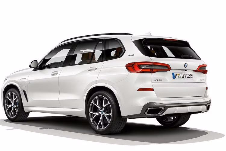Ngoài ra hãng xe sang BMW còn bổ sung cho chiếc xe bộ bodykit thể thao và mâm lớn hơn