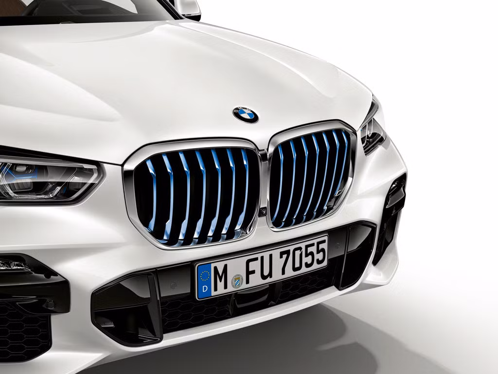 Mẫu SUV này là chiếc xe plug-in hybrid có khả năng sạc bằng nguồn ngoài, trên dè trước bên trái của X5 xDrive45e iPerformance đã được bố trí thêm một ổ cắm điện.