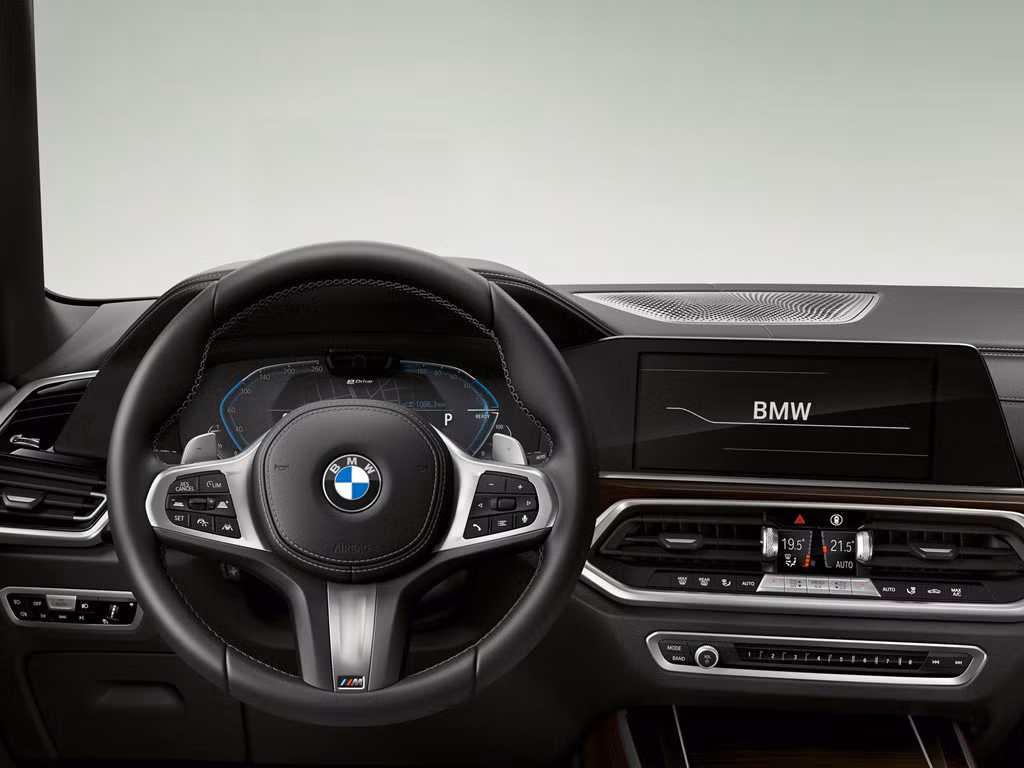 Duy chỉ có sự khác biệt ở vô lăng khi BMW X5 xDrive45e iPerformance mới dùng vô lăng thể thao. Đằng sau vô lăng là tích hợp đồng hồ hiện thị rất hiện đại tạo điểm nhìn dễ chịu cho người lái.
