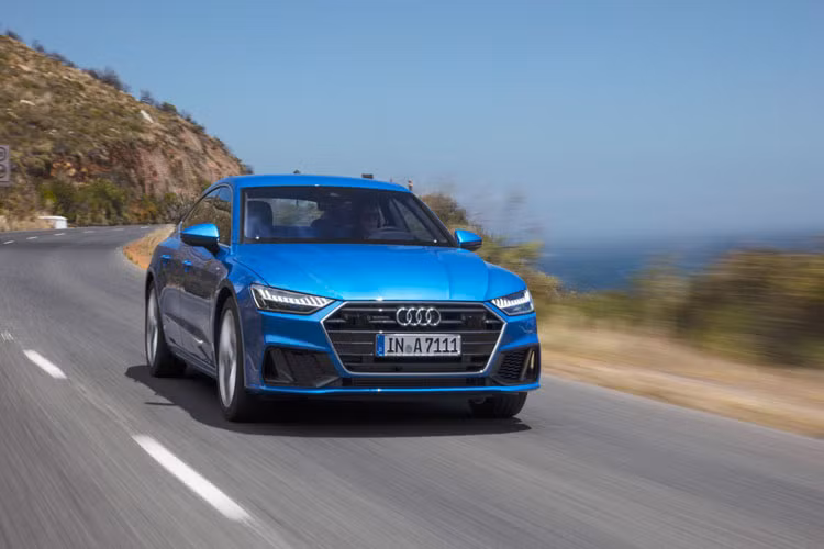 Xe được hãng xe sang Audi thiết kế hiện đại và sang trọng hơn. Lưới tản nhiệt đơn khổ rộng được bao bọc bởi đèn pha LED tiêu chuẩn. Cùng với đó, Audi A7 Sportback Premium 2019 sở hữu khá nhiều cải tiến từ thiết kế cho đến các tính năng trên xe.