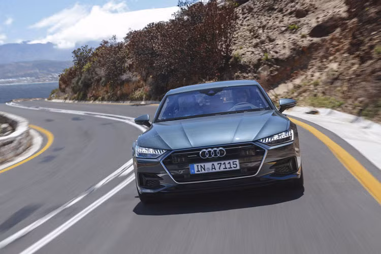 Tất cả các phiên bản A7 Sportback 2019 đều được trang bị động cơ TFSI V6 3.0 lít tăng áp kép, sản sinh công suất tối đa 335 mã lực và mô-men xoắn cực đại 500 Nm. Sức mạnh được truyền xuống bốn bánh - Quattro có khả năng tăng tốc từ 0-60 mph (0-96 km / h) chỉ trong 5,2 giây.