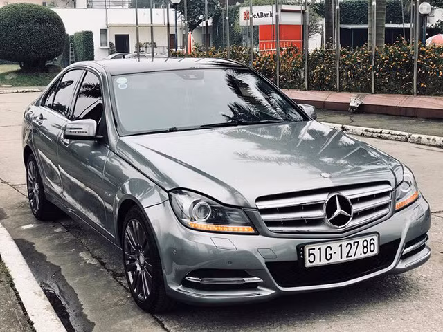 Theo thông tin từ chủ nhân rao bán, chiếc xe sang Mercedes-Benz C250 này được sản xuất năm 2011 thuộc phiên bản nâng cấp năm 2012. Với mức giá 695 triệu cho chiếc xe này được xem là khá phù hợp khi xe có tuổi đời 6-7 năm như vậy.