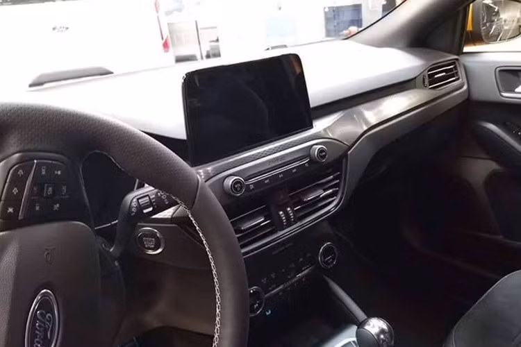 Bên trong nội thất không được hãng xe ôtô Ford thay đổi nhiều so với trước đây. Đáng chú ý là các chi tiết trang trí giả sợi carbon, các chi tiết kim loại và vô-lăng bọc da khâu chỉ trắng tương phản.
