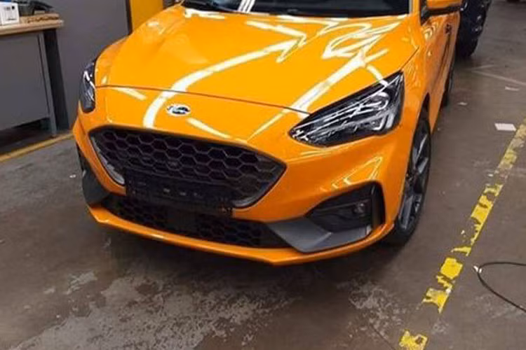 Mặt trước của Focus ST 2019 nổi bật với lưới tản nhiệt dạng tổ ong kết hợp với cản va lớn hơn. Đặc biệt, màu sơn vàng cam được tô điểm vài chi tiết màu xám làm tăng vẻ thể thao của chiếc hatchback này. Xe nổi bật với lưới tản nhiệt dạng tổ ong kết hợp với cản va lớn hơn. Một điểm khác biệt đáng chú ý nữa là cánh lướt gió phía trước lớn hơn và hai hốc hút gió phía dưới cũng có dạng lưới tổ ong.