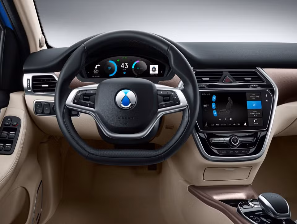Nhiều nét bên trong nội thất cũng rất giống các mẫu xe của Mercedes. đặc biệt là thiết kế vô-lăng và cụm điều khiển trung tâm.