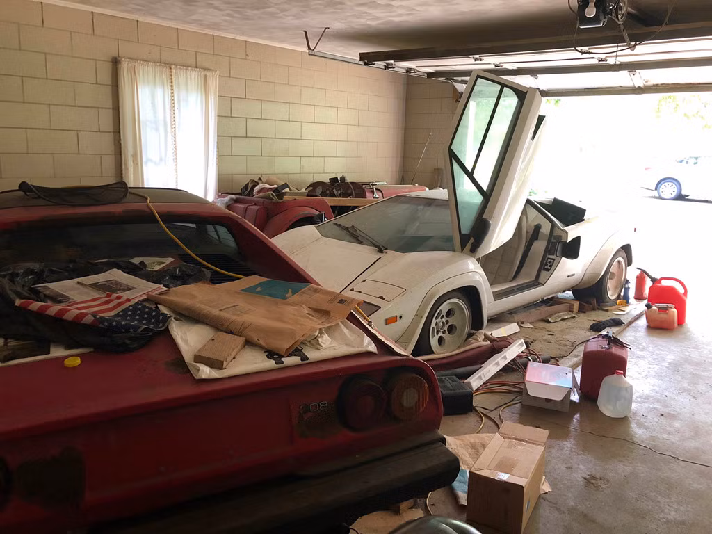 Theo chia sẻ của chàng trai, trong nhà kho của ông nội anh ngoài chiếc siêu xe Lamborghini Countach còn có nhiều siêu xe bỏ xó khác bao gồm cả chiếc Ferrari 308...